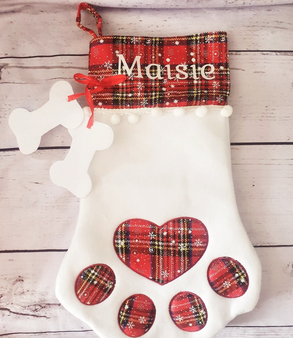 Bas de Noël plaid rouge en forme de patte avec nom personnalisé accroché