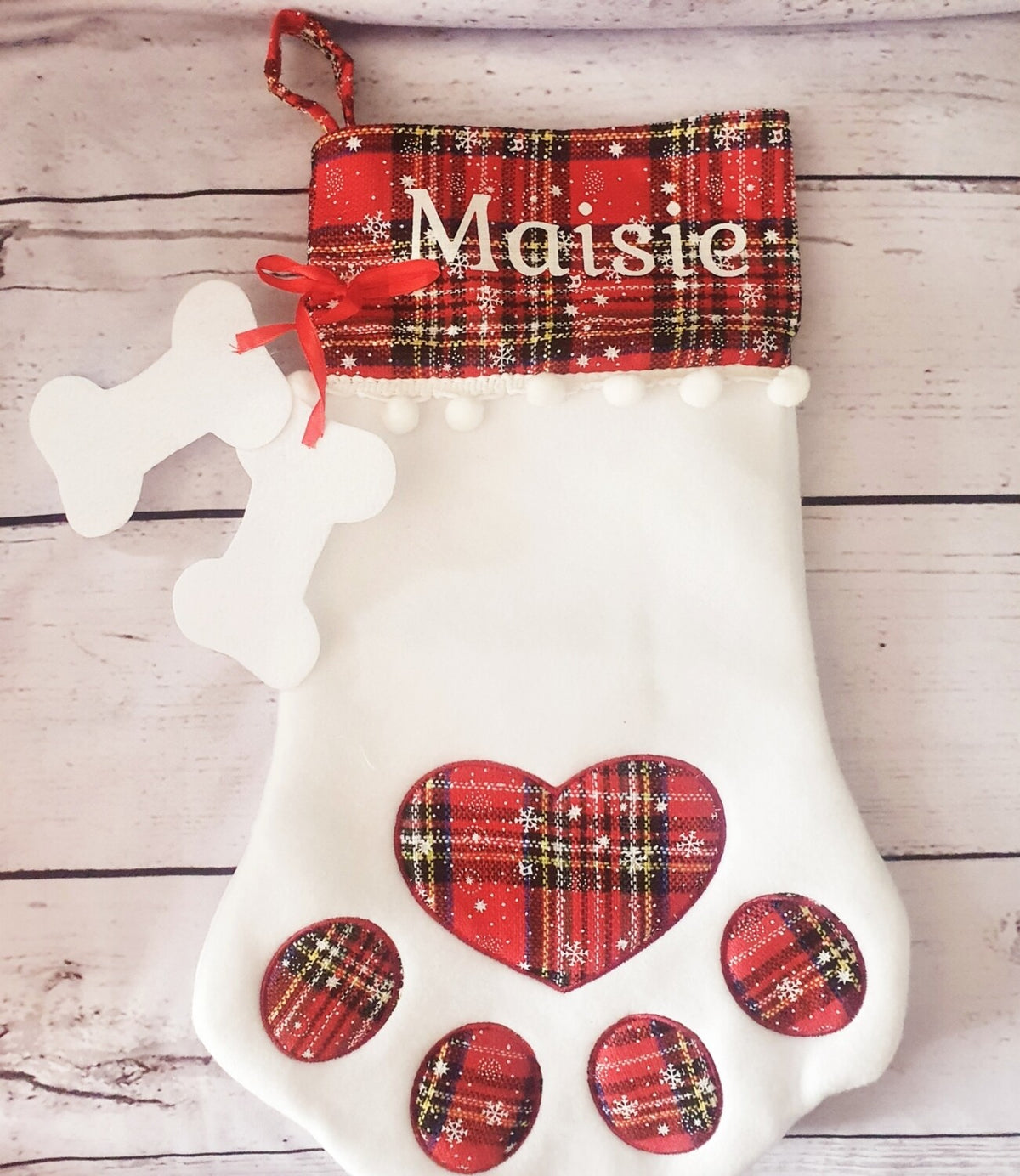 Bas de Noël plaid rouge en forme de patte avec nom personnalisé accroché