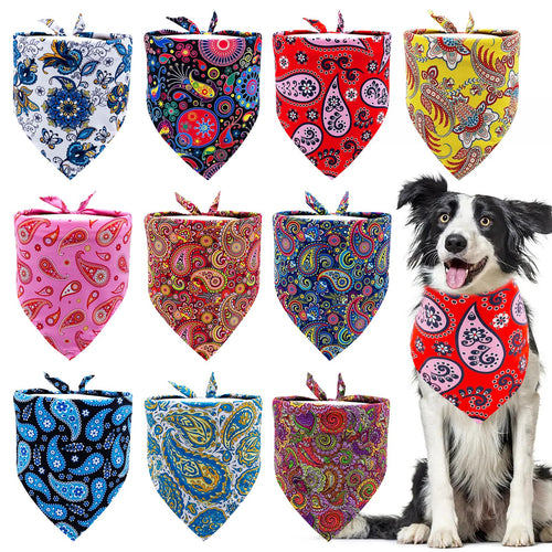 Lot de 10 bandanas pour chien aux motifs assortis et chien qui en porte un