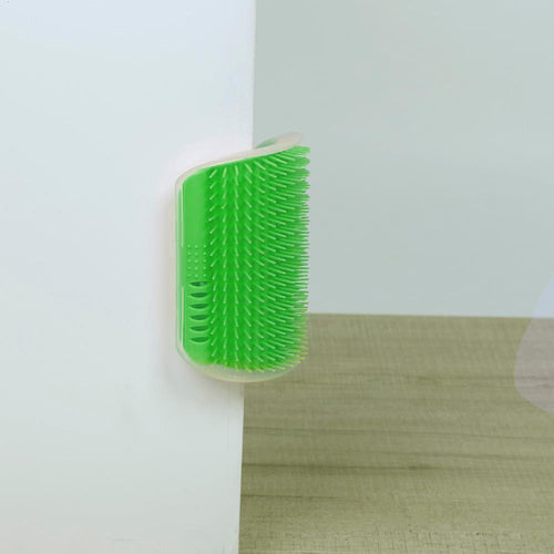 Brosse de coin verte fixée dans un coin de mur